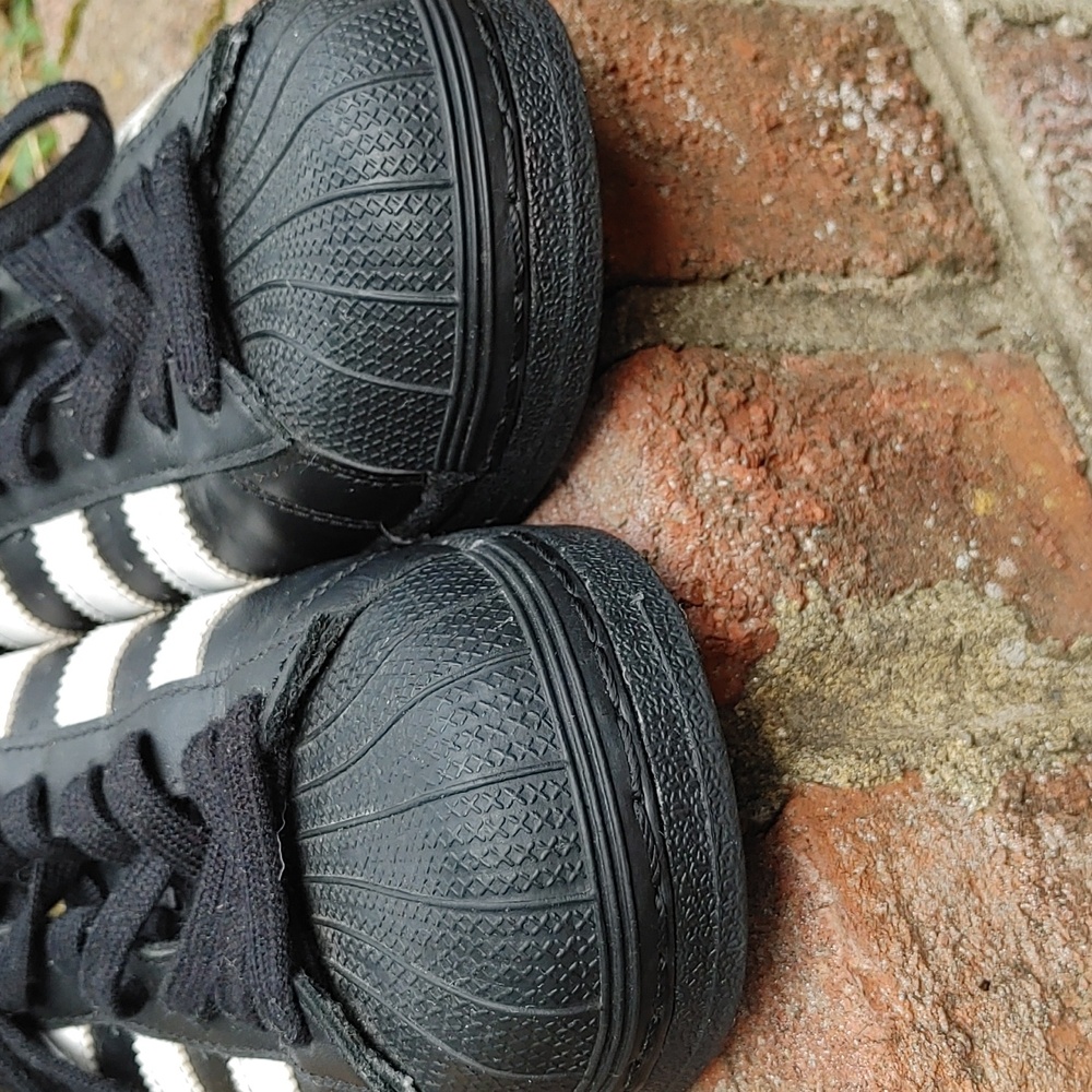 Adidas Men's  Black and White Hard Shell Superstar Sneakers Size 7.5 (1157) - Picture 4 of 9